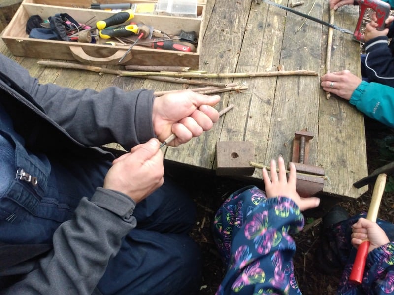 Enfants qui bricolent