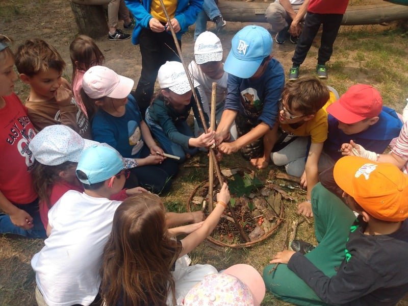 Enfants autour d'un tipi